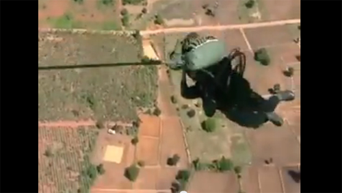 คลิปทหารไทยโดดร่ม แต่ร่มติดเครื่องบิน