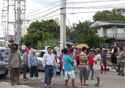 ชาวบ้านปิดถนนลำลูกกาคลอง2จี้รัฐจ่ายเงินชดเชยน้ำท่วม