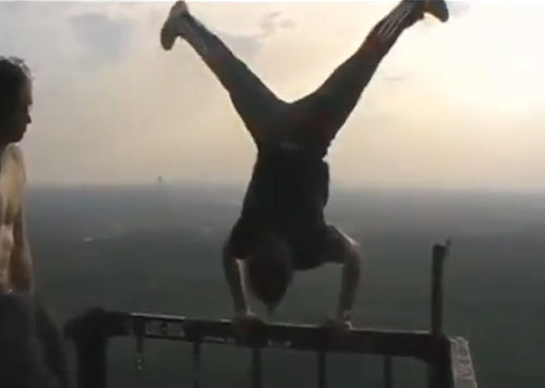 วัยรุ่นรัสเซียท้าตาย แอ๊คท่าหวาดเสียวบนเครนสูงเสียดฟ้า