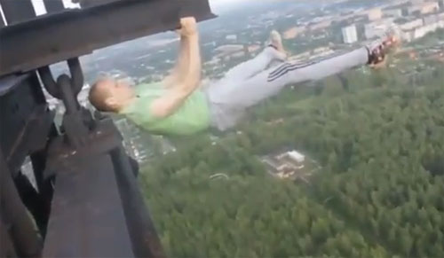 วัยรุ่นรัสเซียท้าตาย แอ๊คท่าหวาดเสียวบนเครนสูงเสียดฟ้า