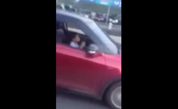 คลิปเด็กประถมขับรถไปโรงเรียน