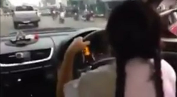 คลิปเด็กประถมขับรถไปโรงเรียน