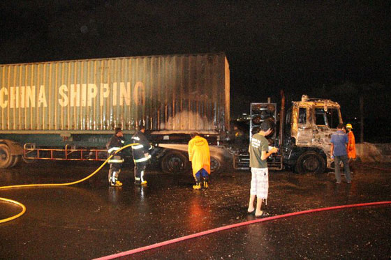 ไฟไหม้รถพ่วงตู้คอนเทนเนอร์กลางทางด่วน