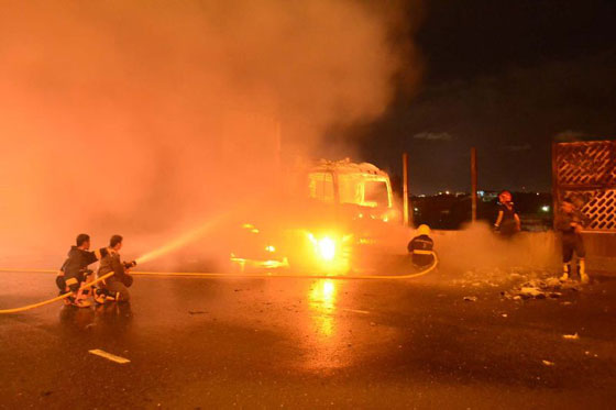 ไฟไหม้รถพ่วงตู้คอนเทนเนอร์กลางทางด่วน