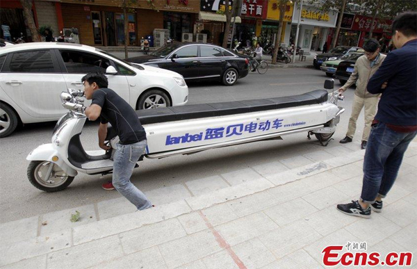 มอเตอร์ไซค์ยาวเหยียด นั่งได้ถึง 9 คน