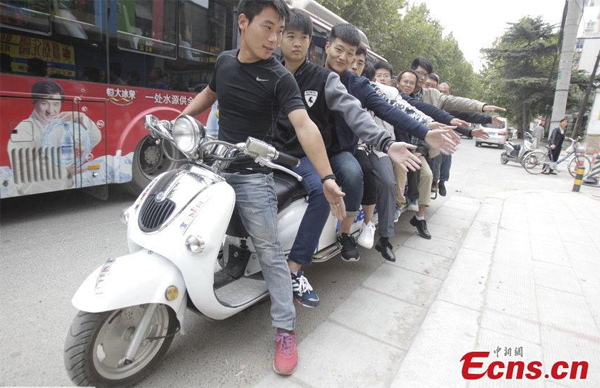 มอเตอร์ไซค์ยาวเหยียด นั่งได้ถึง 9 คน