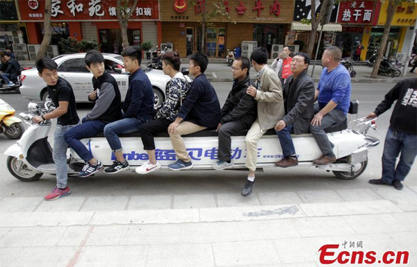 มอเตอร์ไซค์ยาวเหยียด นั่งได้ถึง 9 คน