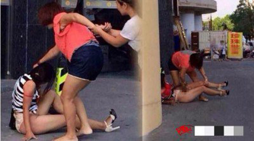 ยิ่งกว่าละคร เมียหลวงจีนจับเมียน้อยแก้ผ้าบนถนน 