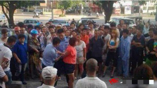 เมียหลวงจีนจับเมียน้อยแก้ผ้าบนถนน 