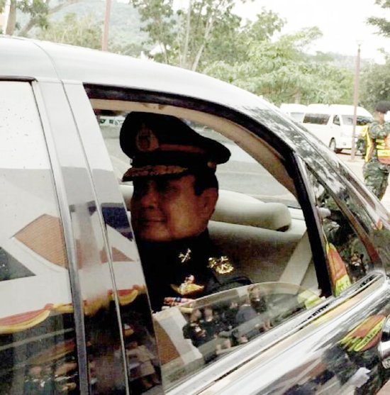 ประยุทธ์ ยิ้ม ปัดตอบสื่อนั่งเก้าอี้นายกฯ หรือไม่