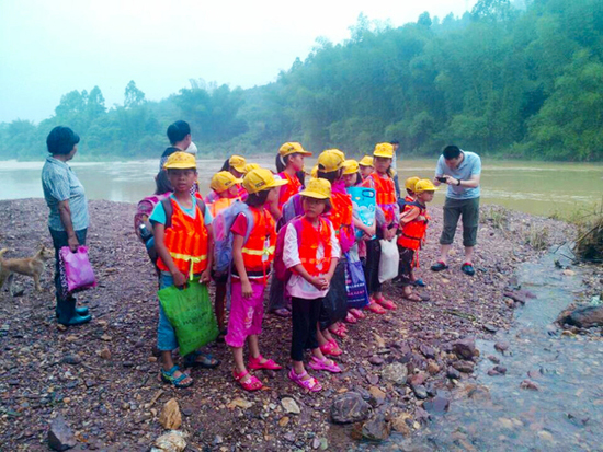 เด็กจีนสุดลำบาก ล่องแพข้ามน้ำเชี่ยวไปเรียน