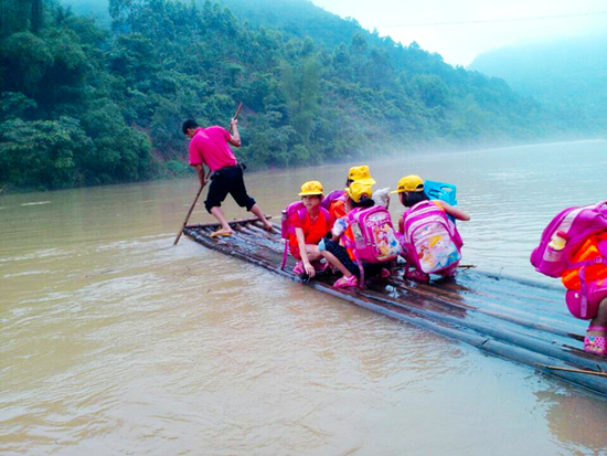 เด็กจีนสุดลำบาก ล่องแพข้ามน้ำเชี่ยวไปเรียน