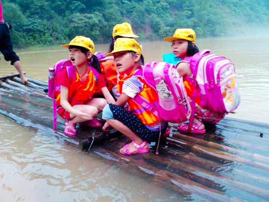 เด็กจีนสุดลำบาก ล่องแพข้ามน้ำเชี่ยวไปเรียน