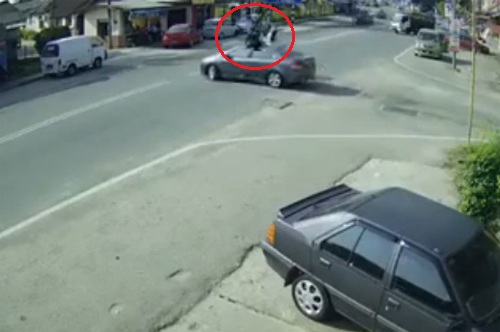 มอเตอร์ไซค์ขับชนเก๋งตัวลอย คนขับลุกเดินต่อเฉย