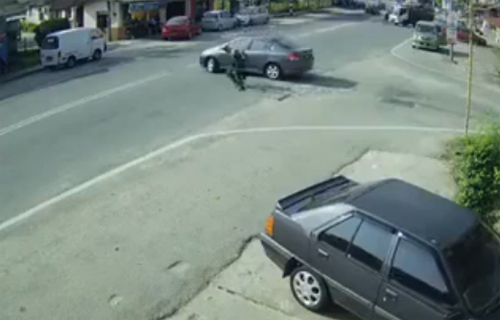 มอเตอร์ไซค์ขับชนเก๋งตัวลอย คนขับลุกเดินต่อเฉย