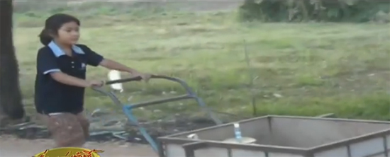 เด็กวัดหญิงเดินถือปิ่นโตตามพระภิกษุสงฆ์บิณฑบาต