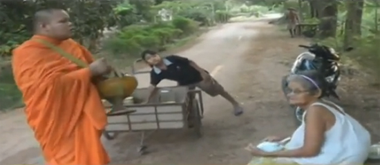 เด็กวัดหญิงเดินถือปิ่นโตตามพระภิกษุสงฆ์บิณฑบาต