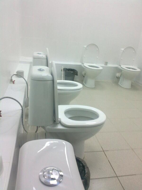 โถส้วมคู่ที่อยู่ในห้องน้ำชายของศูนย์กีฬาบิแอธลอน
