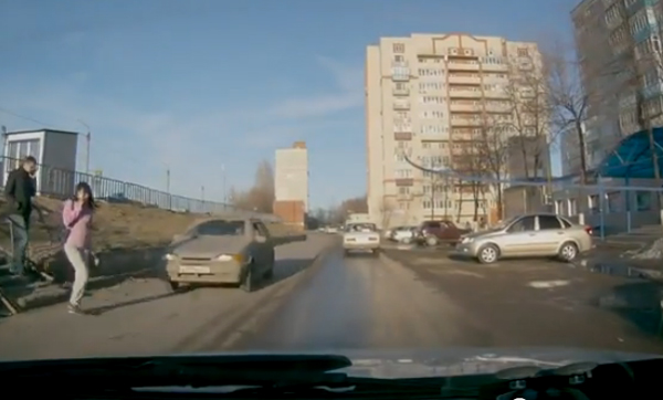 คลิปอุทาหรณ์ หญิงรัสเซียถูกรถชน