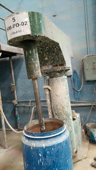 คนงานหญิงผมติดเครื่องจักร