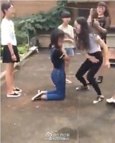 นักเรียนจีนรุมตบเพื่อน  จับแก้ผ้าพร้อมเซลฟี่ 