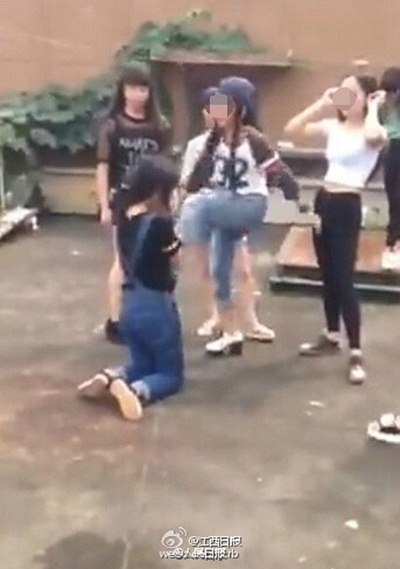 นักเรียนจีนรุมตบเพื่อน  จับแก้ผ้าพร้อมเซลฟี่ 