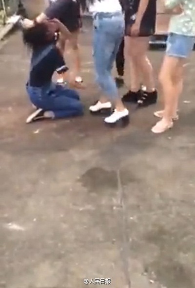 นักเรียนจีนรุมตบเพื่อน  จับแก้ผ้าพร้อมเซลฟี่ 