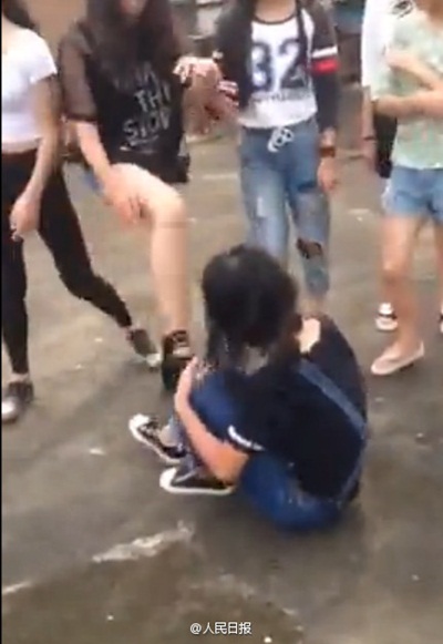 นักเรียนจีนรุมตบเพื่อน  จับแก้ผ้าพร้อมเซลฟี่ 