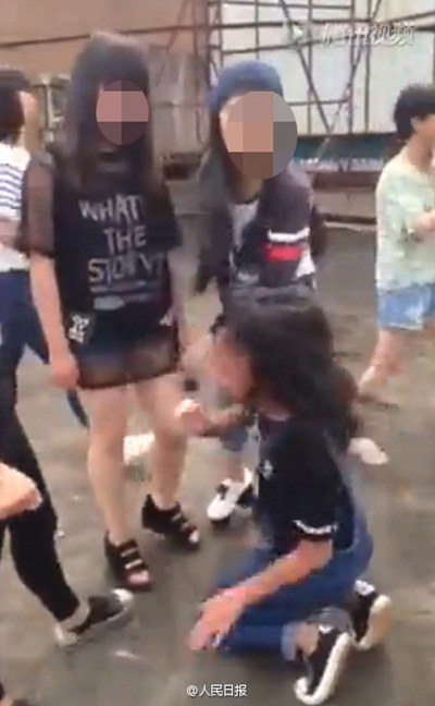 นักเรียนจีนรุมตบเพื่อน  จับแก้ผ้าพร้อมเซลฟี่ 