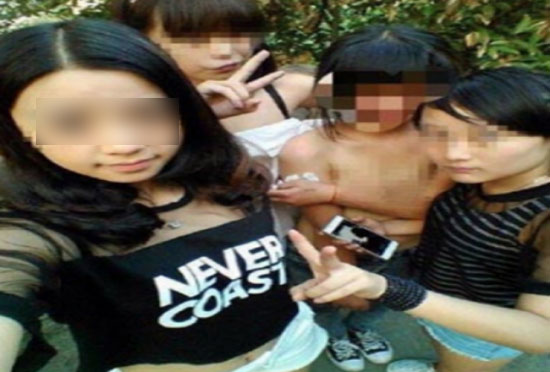 นักเรียนจีนรุมตบเพื่อน  จับแก้ผ้าพร้อมเซลฟี่ 