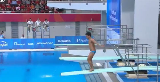 นักกีฬาฟิลิปปินส์โชว์ลีลาโดดน้ำ