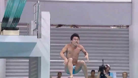 นักกีฬาฟิลิปปินส์โชว์ลีลาโดดน้ำ