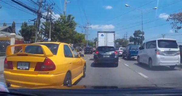 มิตซูสีเหลืองซิ่งปาดหน้าเสยเกาะกลาง