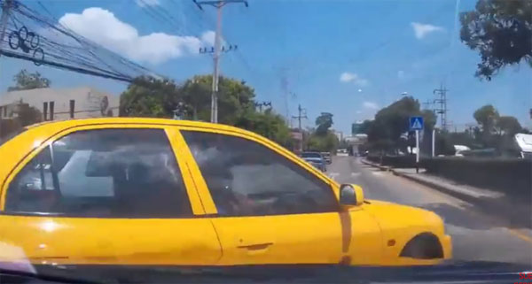 มิตซูสีเหลืองซิ่งปาดหน้าเสยเกาะกลาง