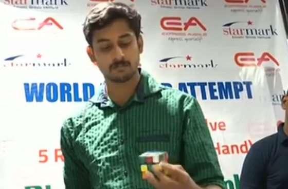 เล่นรูบิคมือเดียว 5 อัน ทำลายสถิติโลก