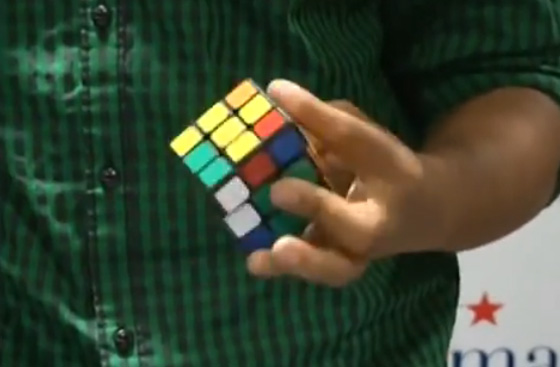 เล่นรูบิคมือเดียว 5 อัน ทำลายสถิติโลก
