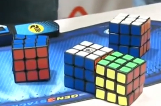 เล่นรูบิคมือเดียว 5 อัน ทำลายสถิติโลก