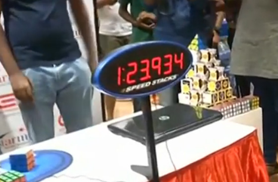 เล่นรูบิคมือเดียว 5 อัน ทำลายสถิติโลก