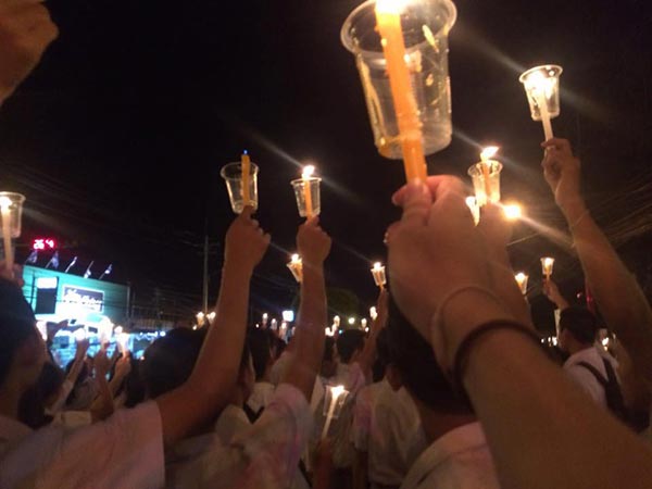 ชาวสกลนครรวมใจ ร่วมจุดเทียนแสดงอาลัยถวายในหลวง ร.9