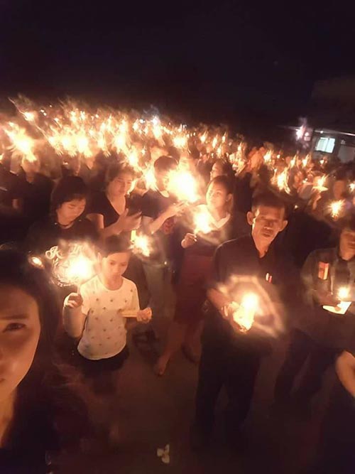 ชาวสกลนครรวมใจ ร่วมจุดเทียนแสดงอาลัยถวายในหลวง ร.9