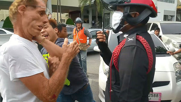 หนุ่มร้านทองต่อยฝรั่ง