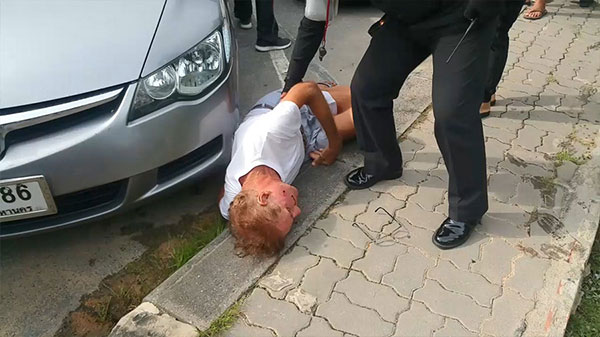 หนุ่มร้านทองต่อยฝรั่ง