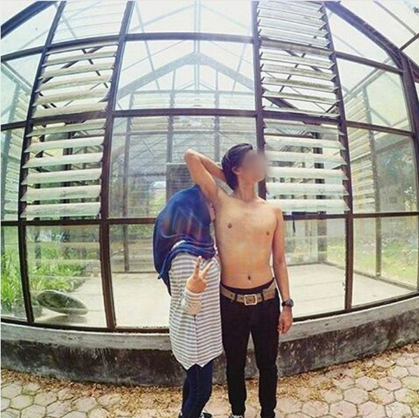 คู่รักอินโดฯ ผุดเทรนด์แชะภาพดมเต่าแฟนหนุ่ม