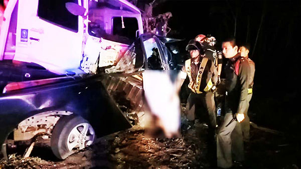 สิบล้อขนสารเคมีชนรถกระบะ