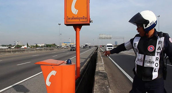 คนขับแท็กซี่ปีนโทรศัพท์ทางด่วน พลัดตกเสียชีวิต