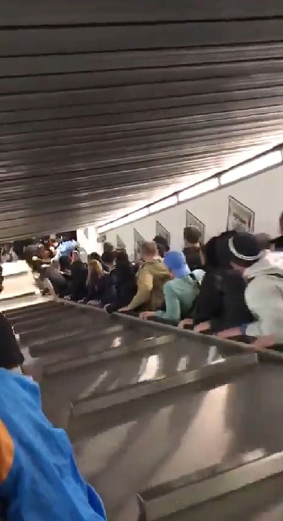 บันไดเลื่อนพัง