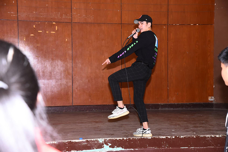 กระทืบคน