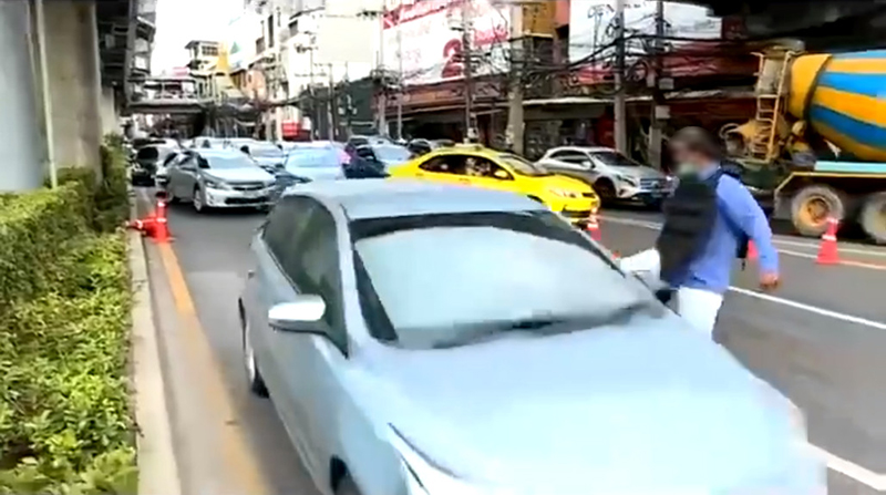 การ์ดเสื้อแดงถีบรถ