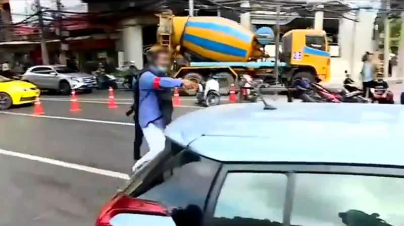 การ์ดเสื้อแดงถีบรถ