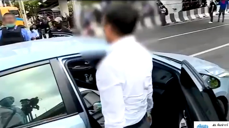 การ์ดเสื้อแดงถีบรถ